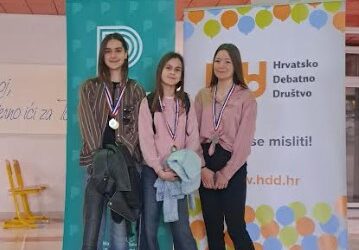 Na županijskom natjecanju u debati -1. mjesto u individualnom poretku i 2. mjesto ekipno