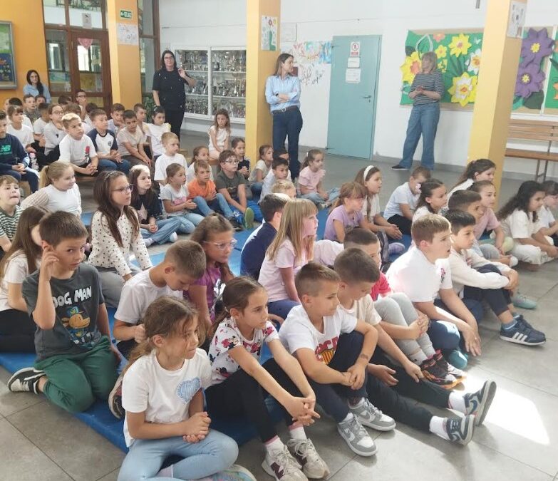Kazališna čarolija u našoj školi: Tri praščića oduševila najmlađe